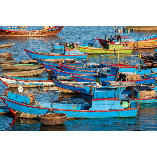 Haseltine, Tom 아티스트의 Distinctive red and blue fishing fleet in major fishing port of Nha Trang-South Central Vietnam작품입니다.